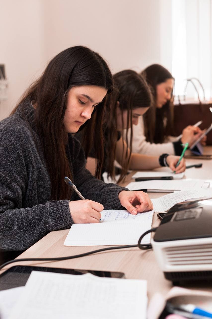 Elevii participă activ la ora împreună cu profesorul.