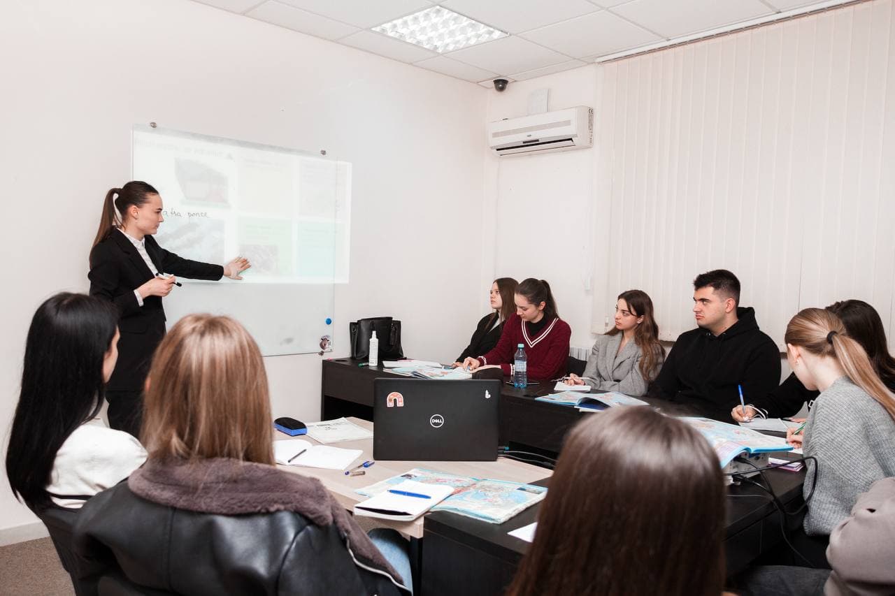 Profesorii îndrumă elevii în procesul de învățare.