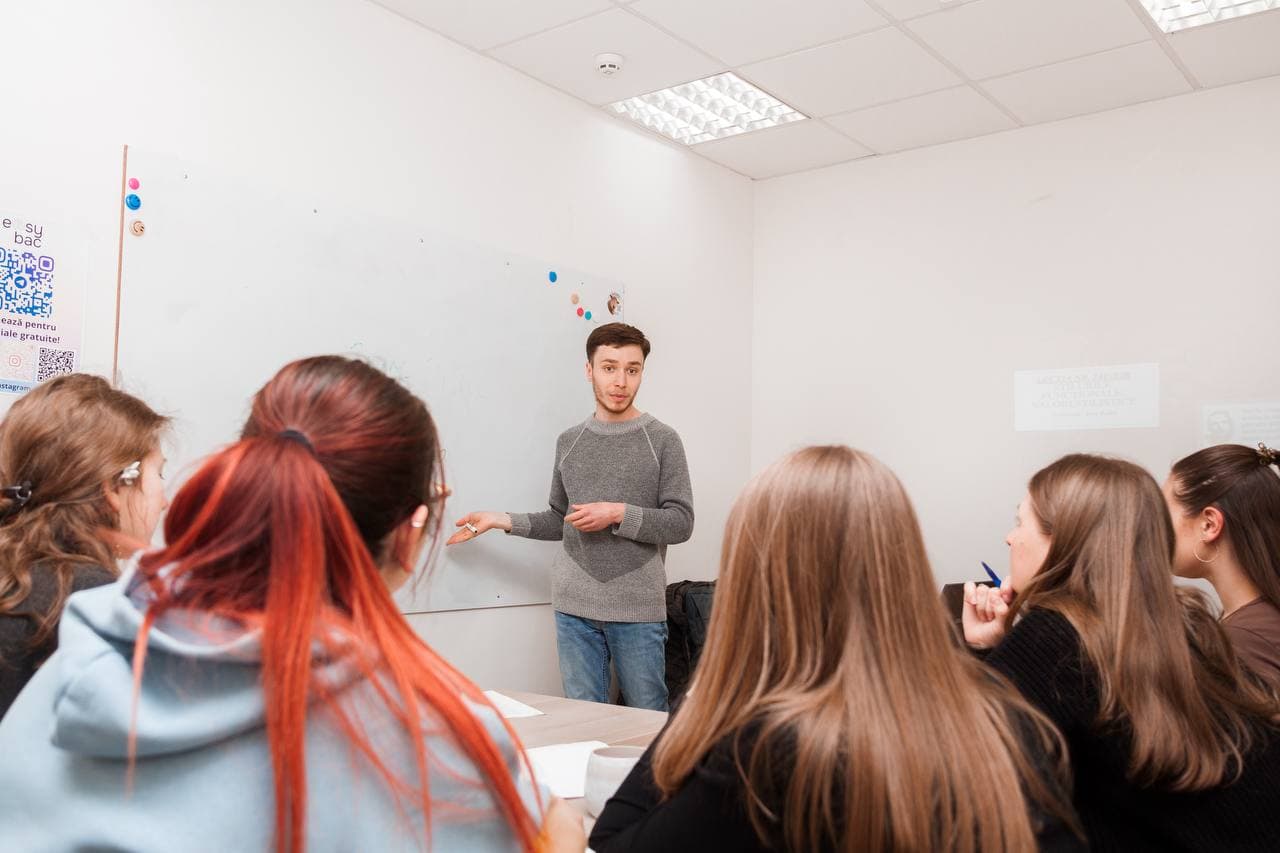 Profesorul răspunde la întrebările clasei.
