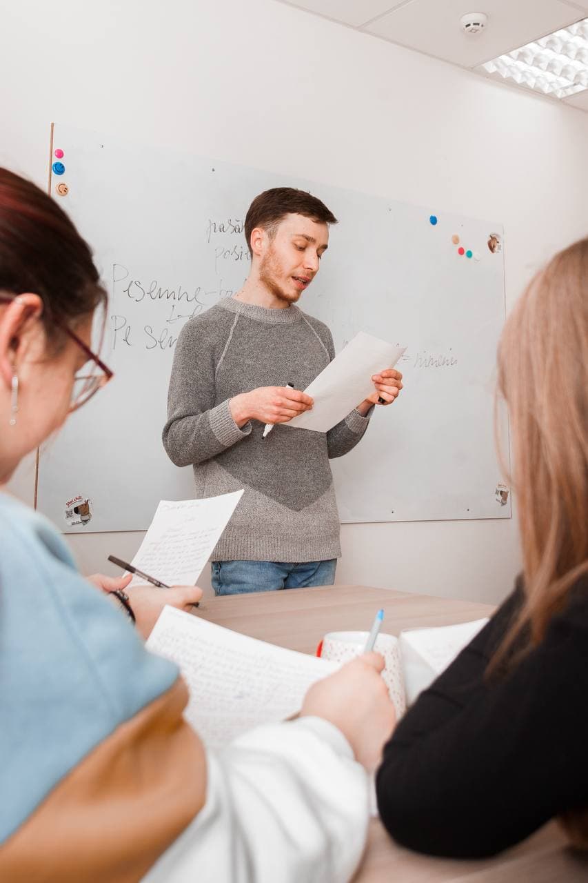 Elevii colaborează la un proiect de grup.